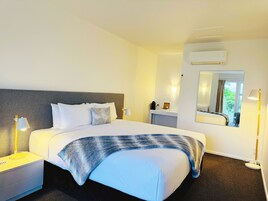 Luxury Suite, 1 King Bed | 1 bedroom, premium bedding, soundproofing, free WiFi