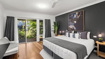 Quarto luxo, 1 cama King | Roupas de cama premium, frigobar, escrivaninha