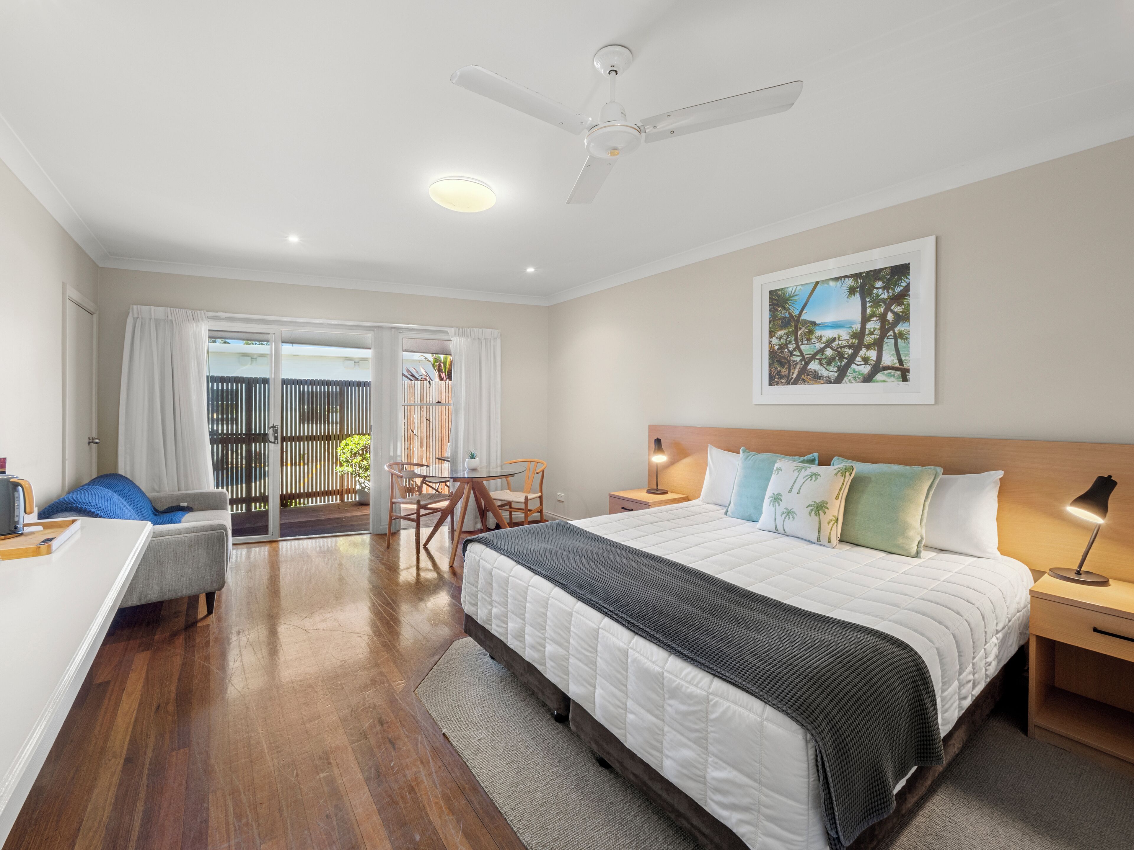 豪華客房, 1 張特大雙人床, 花園景觀 | 高級寢具、迷你吧、書桌、筆電工作空間