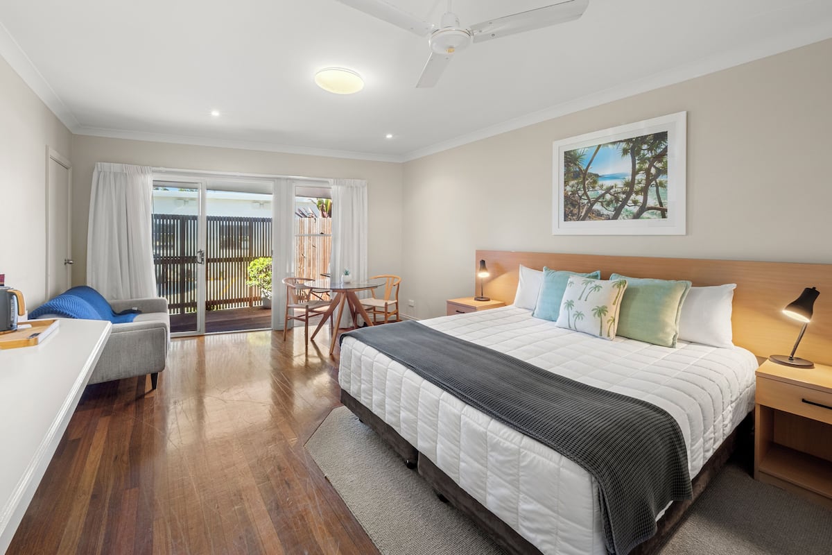 Deluxe-huone, 1 suuri parisänky, näköala puutarhaan | Ylelliset vuodevaatteet, minibaari, työpöytä