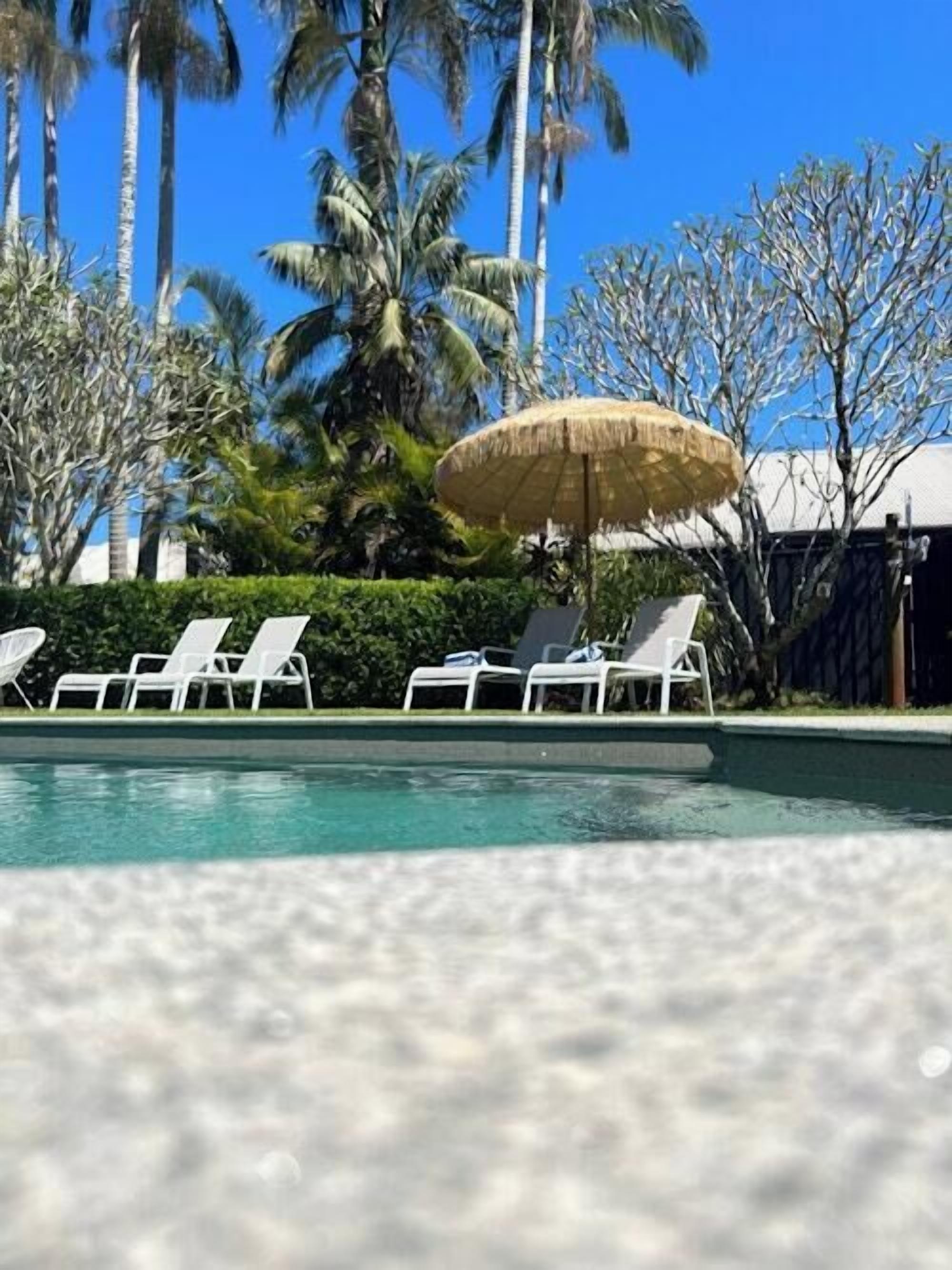 室外游泳池，日光浴躺椅