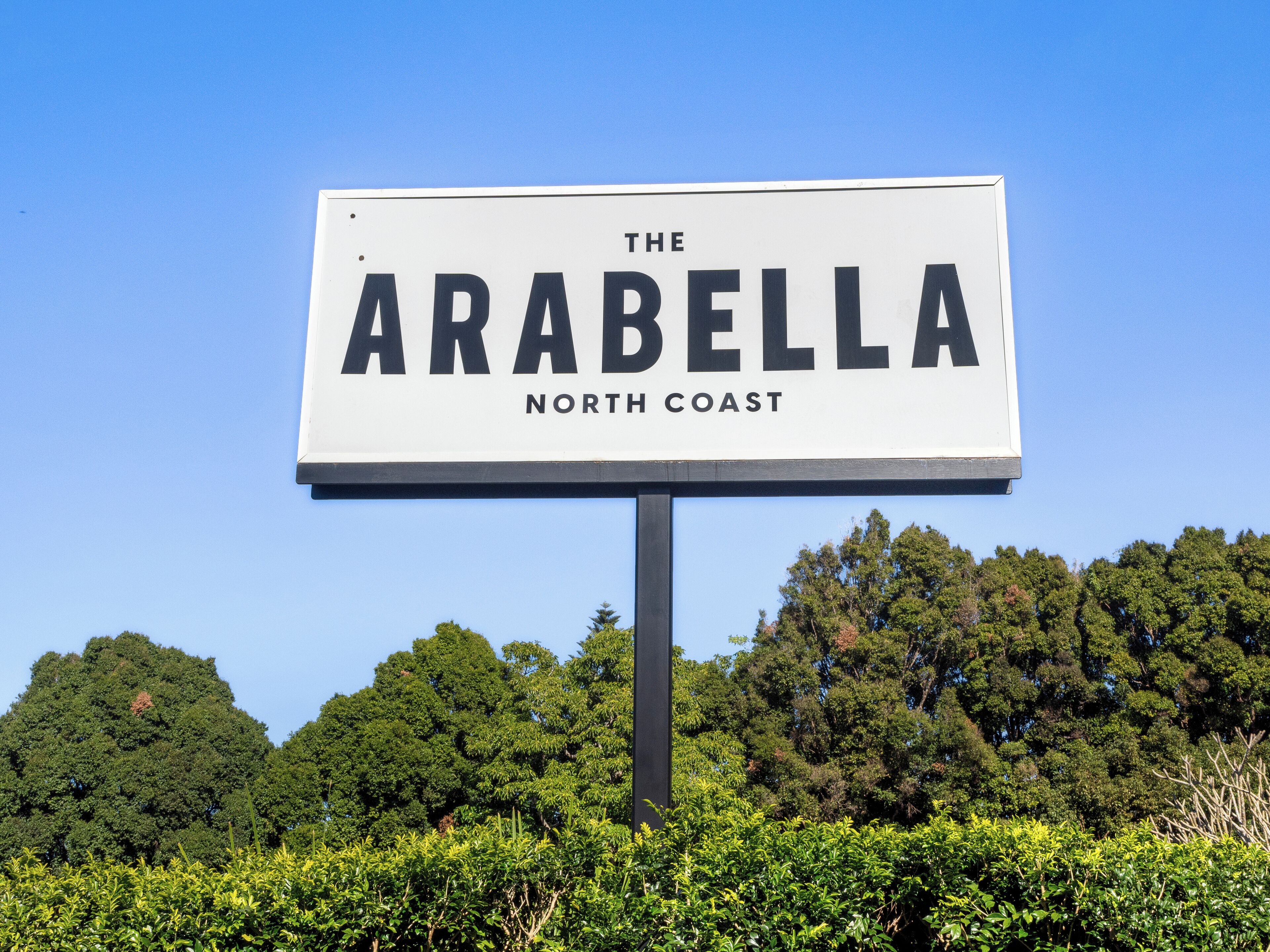 Un panneau indiquant : « The Arabella North Coast ».