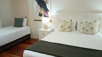 Sengetøy av topp kvalitet, minibar og skrivebord