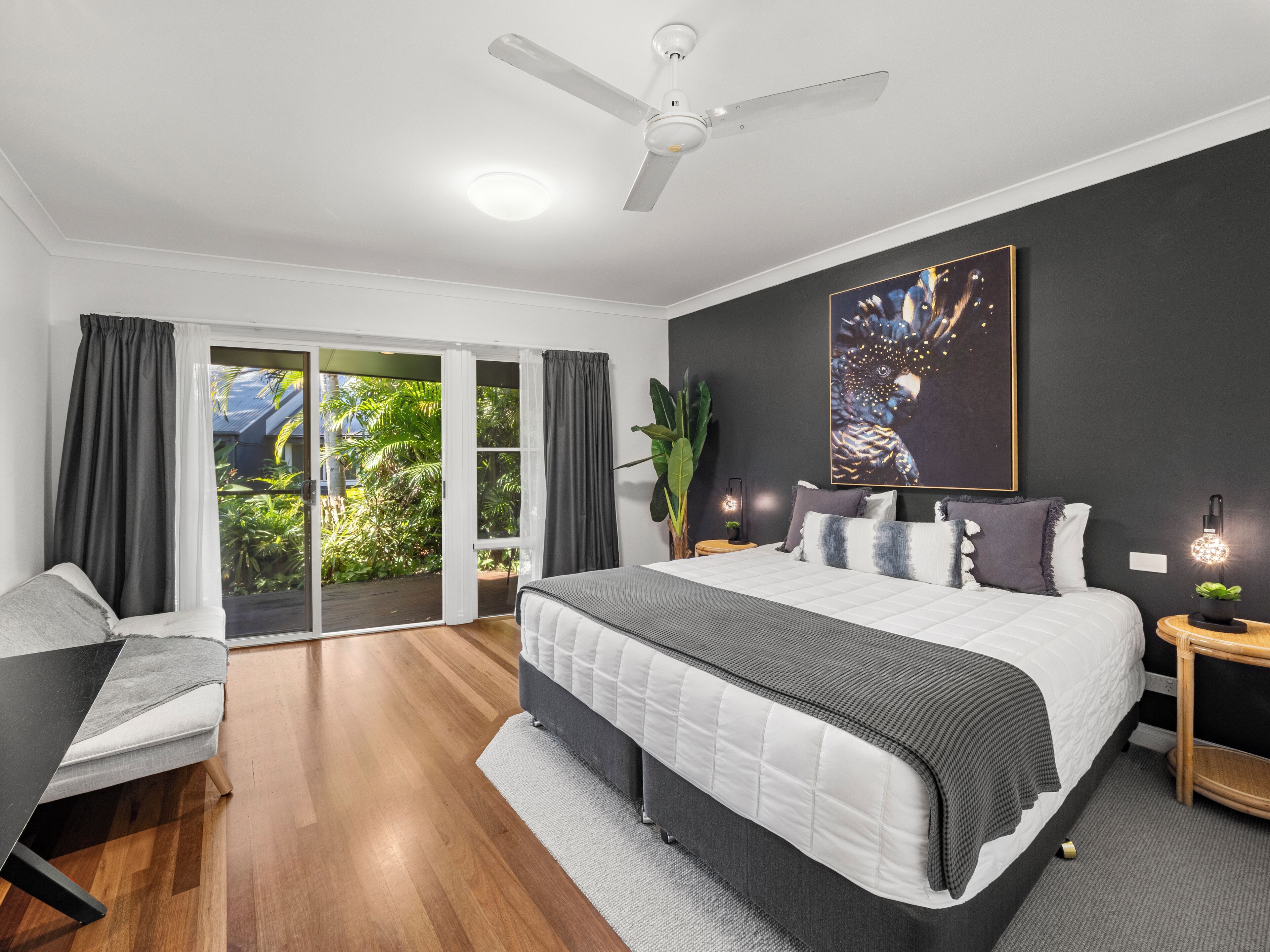 Phòng Tiêu chuẩn, 1 giường cỡ king, trang thiết bị hỗ trợ người có khó khăn khi di chuyển | Bộ đồ giường cao cấp, minibar, bàn 