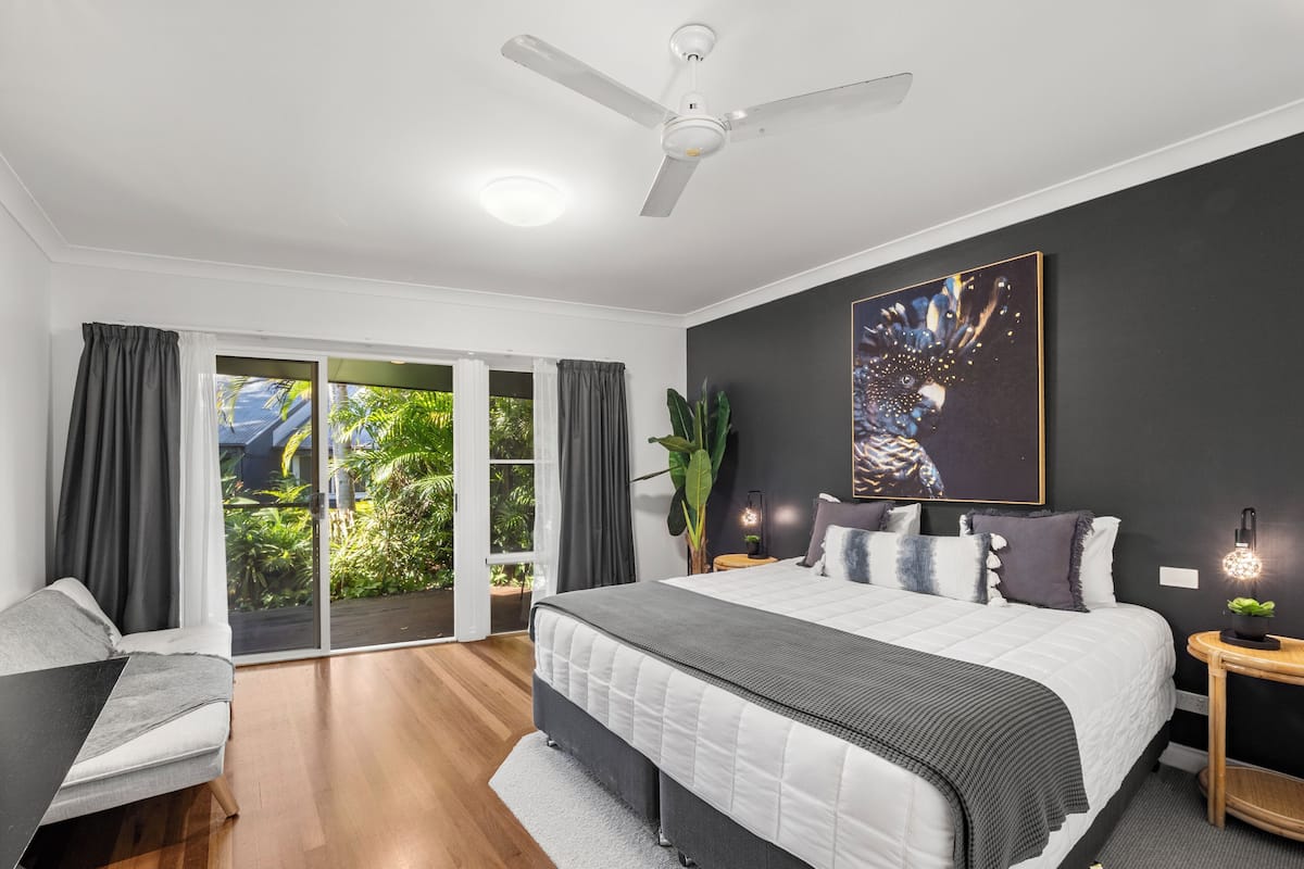 Standard-huone, 1 suuri parisänky, esteetön liikuntarajoitteisille, näköala puutarhaan | Ylelliset vuodevaatteet, minibaari, työpöytä