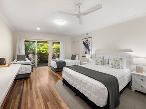 Ylelliset vuodevaatteet, minibaari, työpöytä