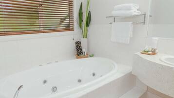 Ein Badezimmer mit einer weißen Badewanne, einem Waschbecken und einem Handtuchhalter.
