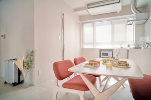 Deluxe Twin Room | In-room dining