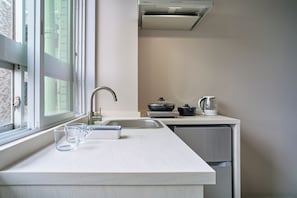 Deluxe Twin Room | Private kitchenette | Full-size fridge, microwave, stovetop, coffee/tea maker