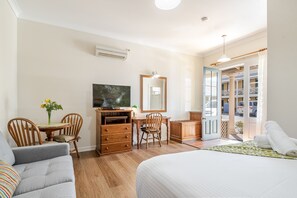 Deluxe Room, 1 King Bed | Iron/ironing board, free WiFi, bed sheets, wheelchair access - Ballina Heritage Inn (Ballina)