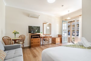 Habitación Deluxe, 1 cama de matrimonio grande | Tabla de planchar con plancha, wifi gratis, ropa de cama