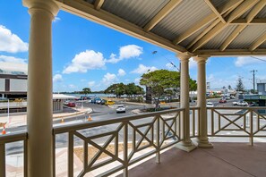 A covered outdoor area with a view of a busy street and a body of water. - Ballina Heritage Inn (Ballina)