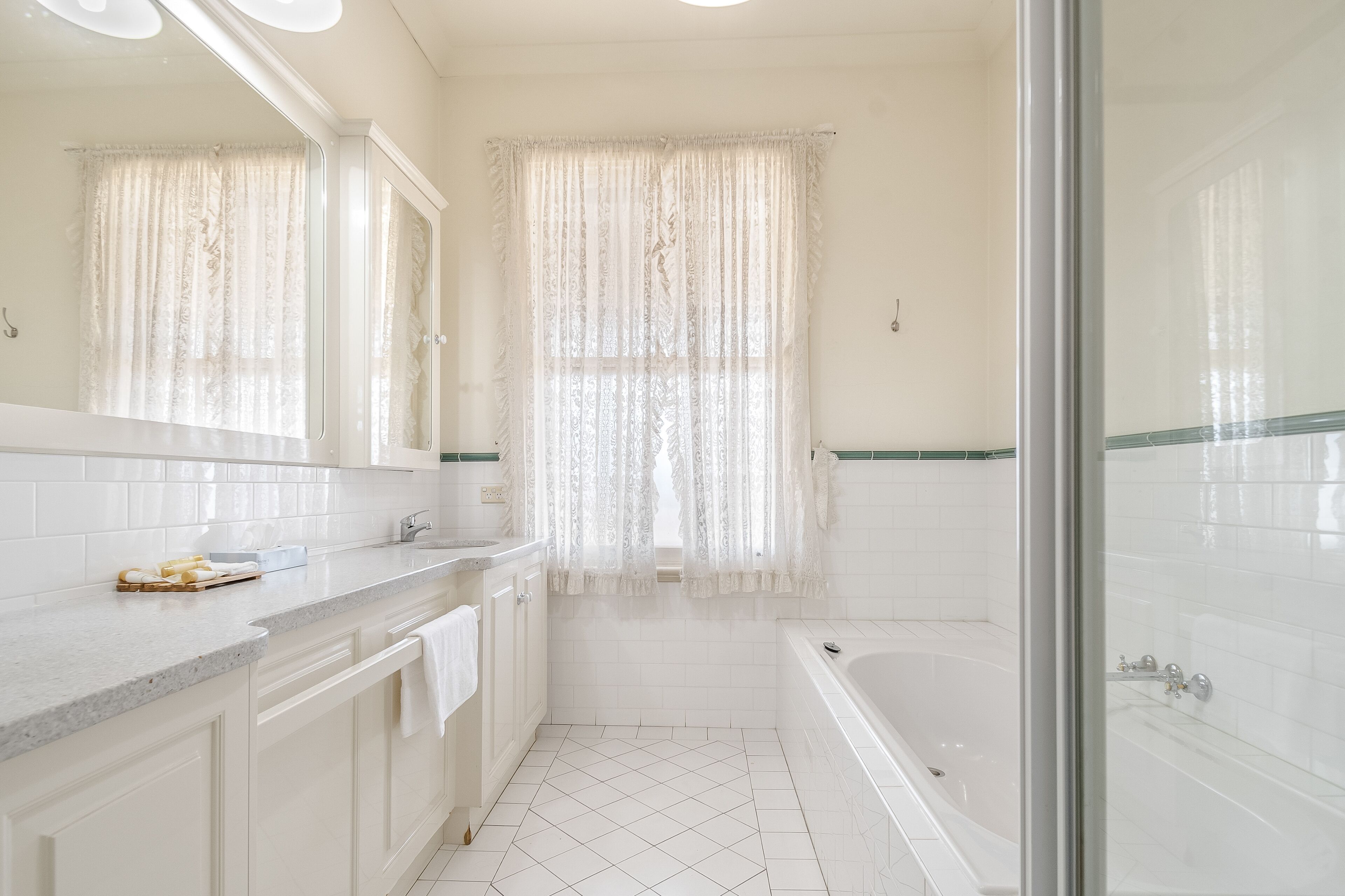 Un bagno con vasca, doccia, lavandino e specchio.