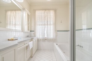 Grand Suite, 3 Bedrooms, River View | Bathroom | Shower, free toiletries, hair dryer, towels - Ballina Heritage Inn (Ballina)