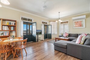 Grand Suite, 3 Bedrooms, River View | Living area | 43-inch LCD TV with digital channels, TV - Ballina Heritage Inn (Ballina)