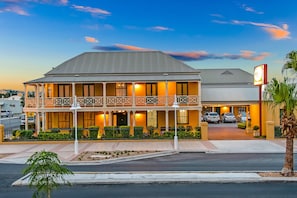 Front of property - evening/night - Ballina Heritage Inn (Ballina)