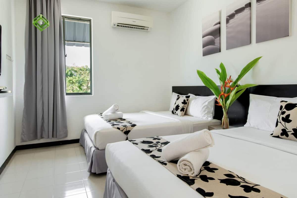 Escritorio, cortinas blackout, wifi gratis y ropa de cama
