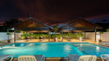 Piscina a l'aire lliure i gandules