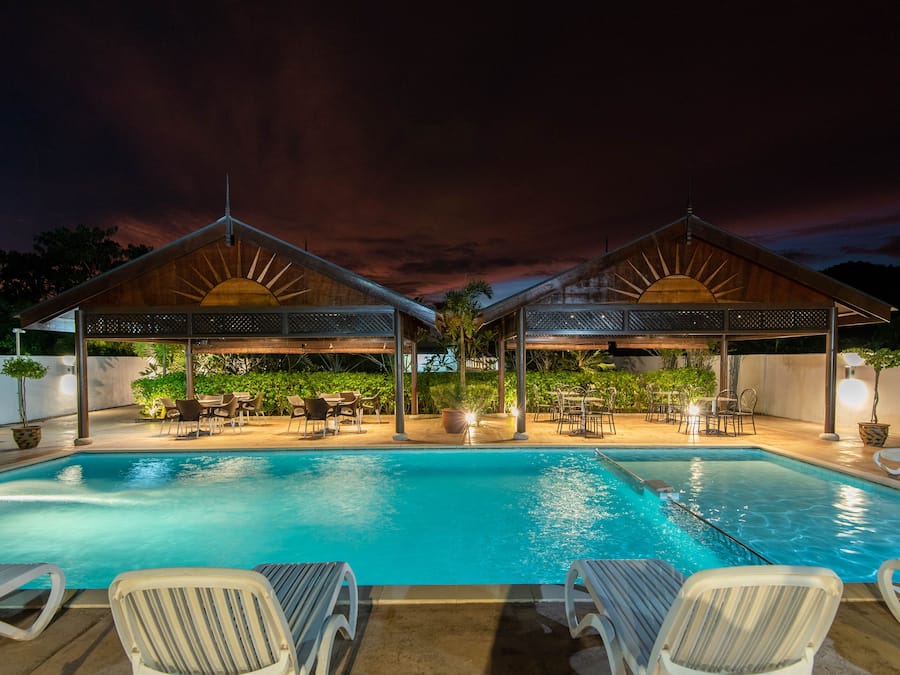 Piscina externa, espreguiçadeiras