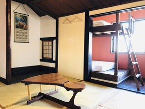 ห้องทวิน (with Extra beds) | ผ้านวมขนเป็ด, เตารีด/โต๊ะรีดผ้า, Wi-Fi ฟรี, ผ้าปูที่นอน