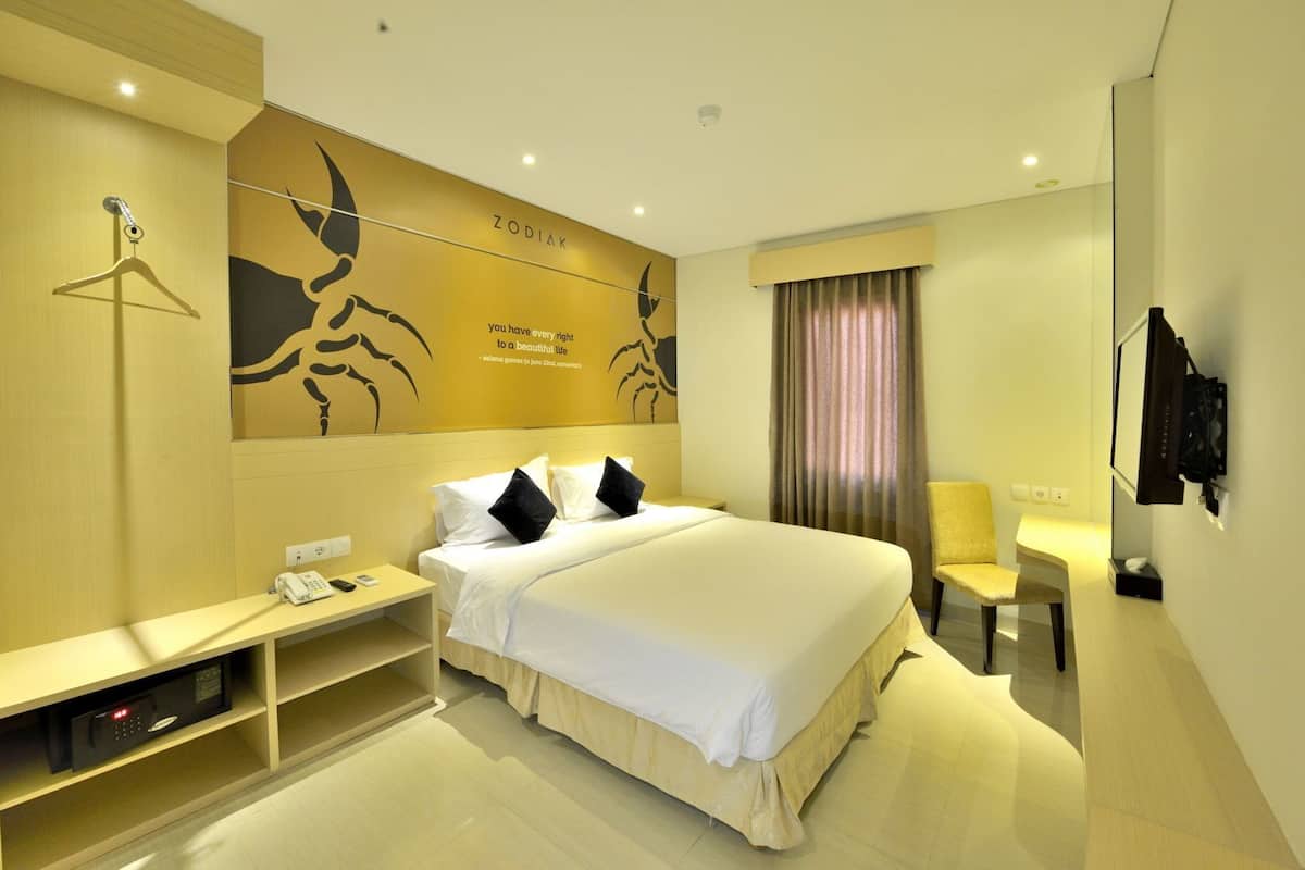 In-room safe, desk, free WiFi