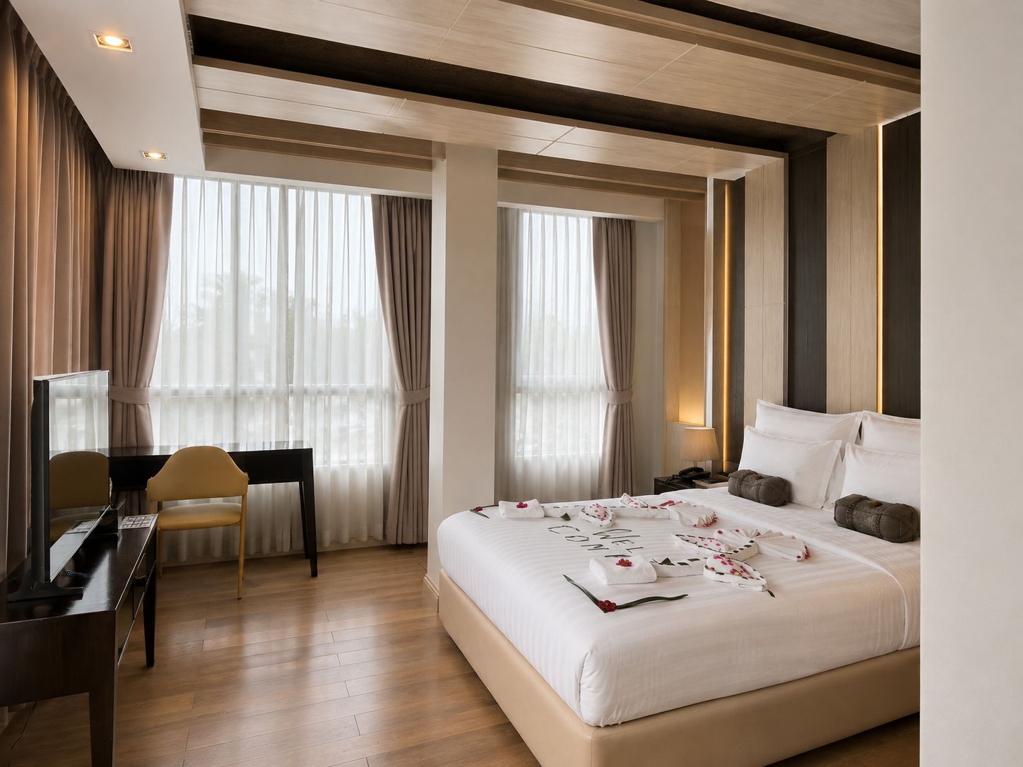 Una habitación de hotel con una cama, un escritorio y una silla.