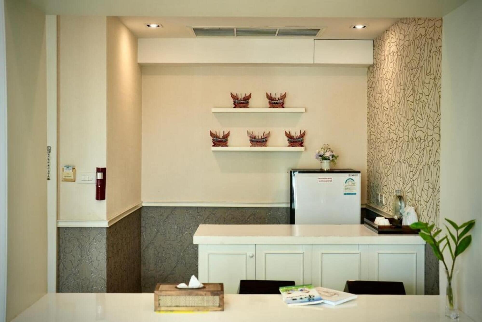 executive suite, pool view | living room | 43-inch lcd tv with digital channels, tv