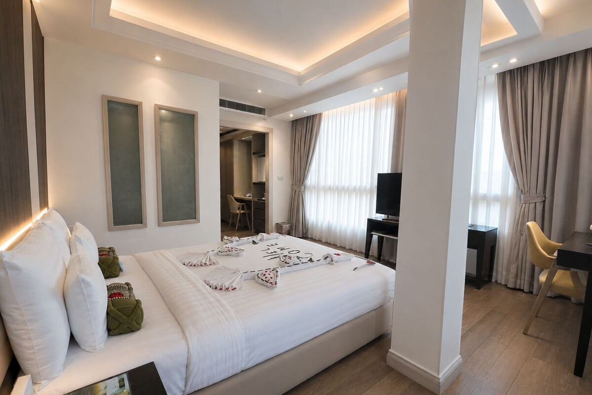 Superior Corner Queen Room | Premium bedding, in-room safe, desk, laptop workspace