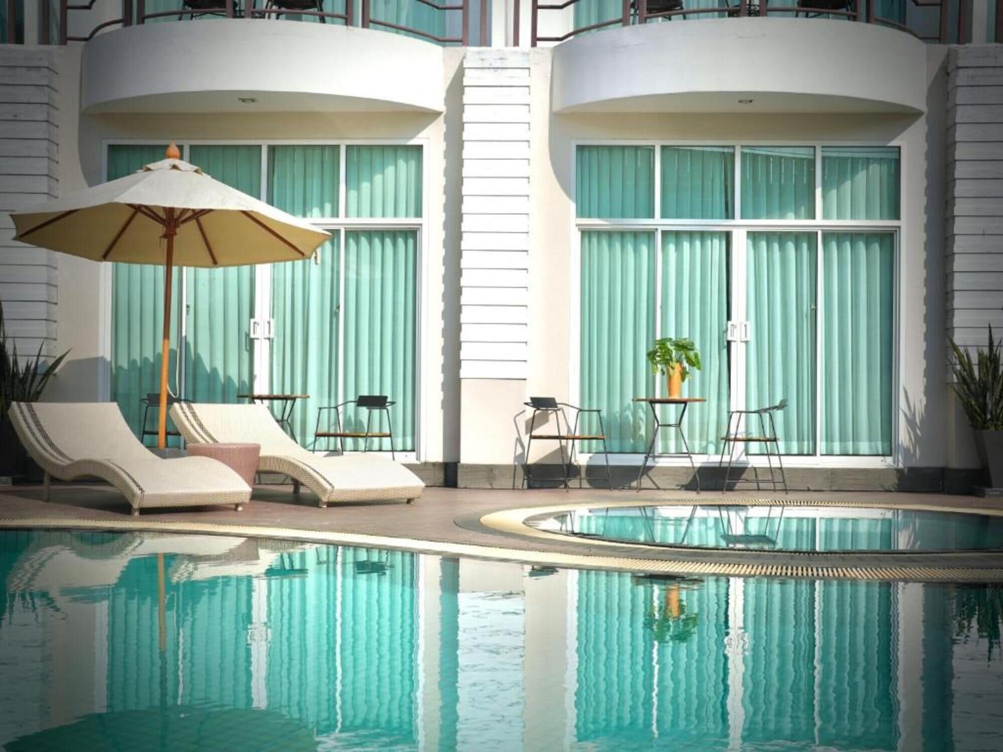 deluxe double room, pool access | 1 bedroom, premium bedding, in-room safe, desk