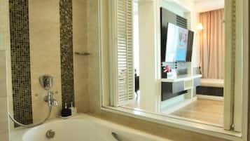 Executive Suite, Pool View | Deep soaking bathtub