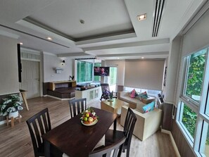 Presidential Suite | Living room | 43-inch LCD TV with digital channels, TV - A-Te Chumphon Hotel (Chumphon)