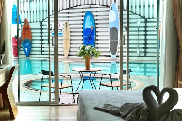 Habitación Deluxe doble, acceso a la piscina | 1 dormitorio, ropa de cama de alta calidad, caja fuerte y escritorio