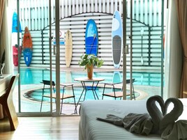 Habitación Deluxe doble, acceso a la piscina | 1 dormitorio, ropa de cama de alta calidad, caja fuerte y escritorio