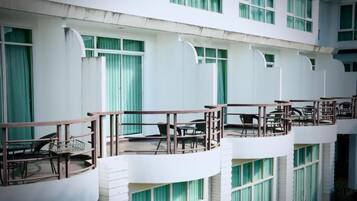 1 bedroom, premium bedding, in-room safe, desk