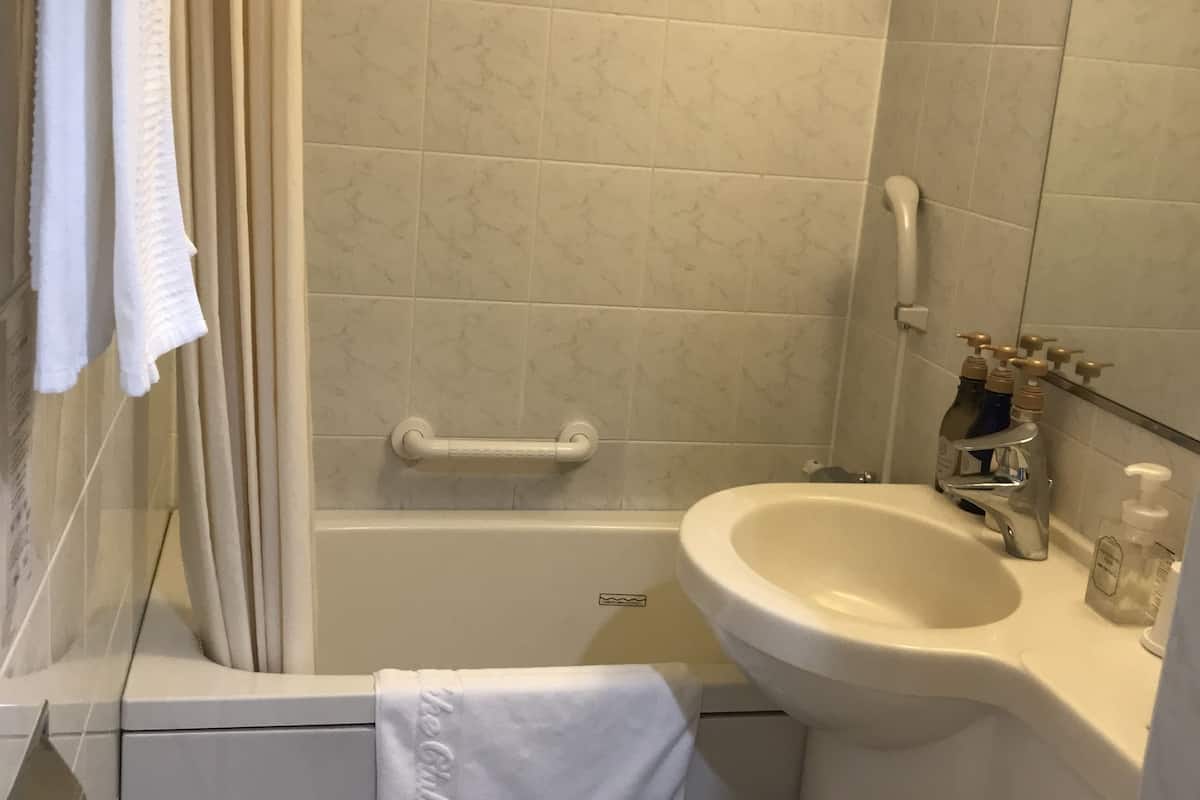 combined shower/bathtub, free toiletries, hair dryer, slippers
