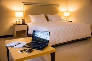 In-room safe, desk, soundproofing, iron/ironing board - Bella Hotel Surabaya (Surabaya)