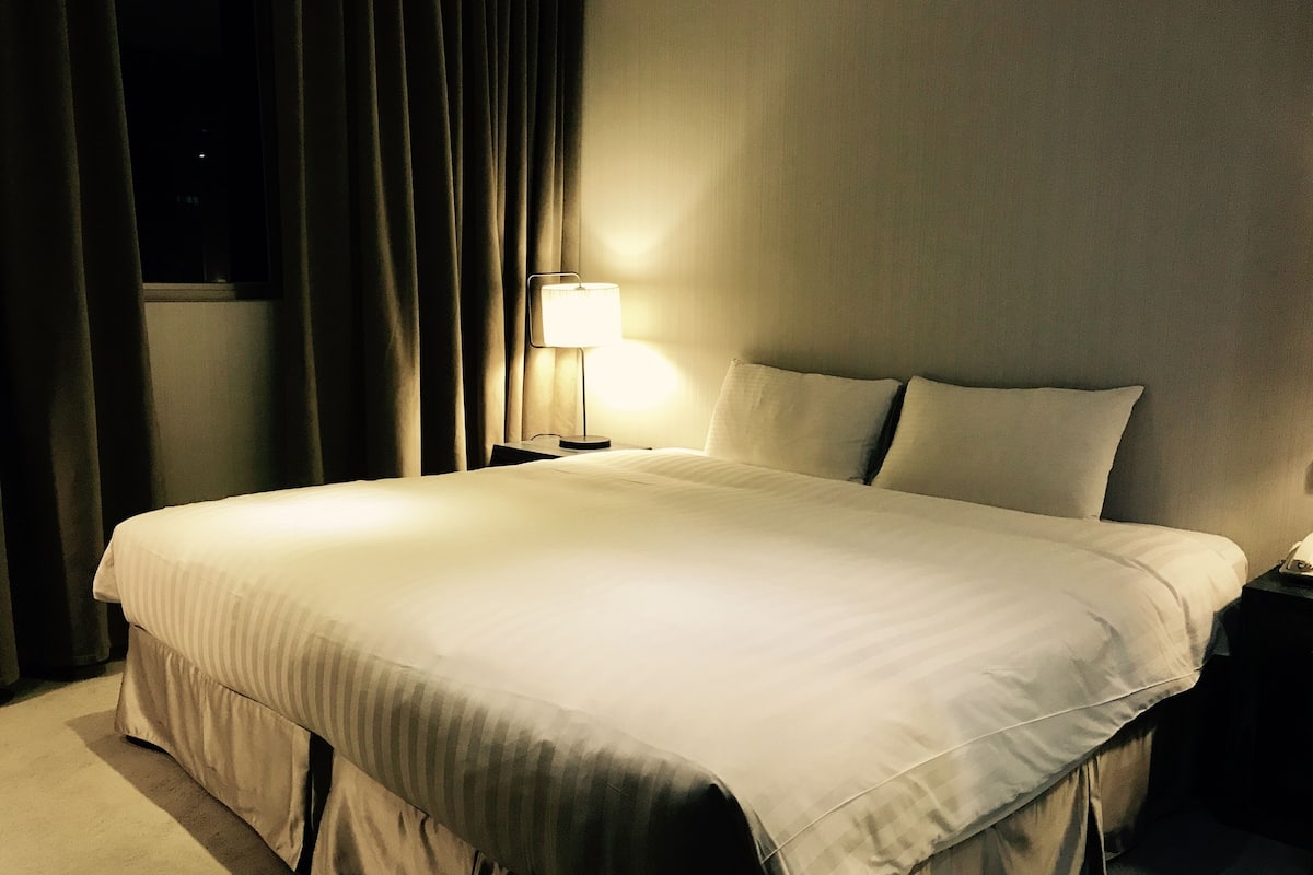 Habitación doble ejecutiva, 1 cama matrimonial | Edredón, escritorio, cortinas blackout y insonorización