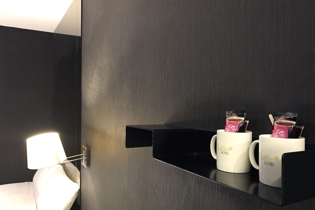 Habitación económica, 1 cama matrimonial, sin ventanas | Edredón, escritorio, cortinas blackout y insonorización