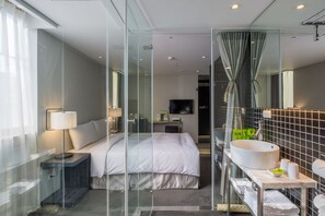 Dobbeltrom – superior, 1 dobbeltseng | Dundyner, skrivebord, blendingsgardiner og lydisolert