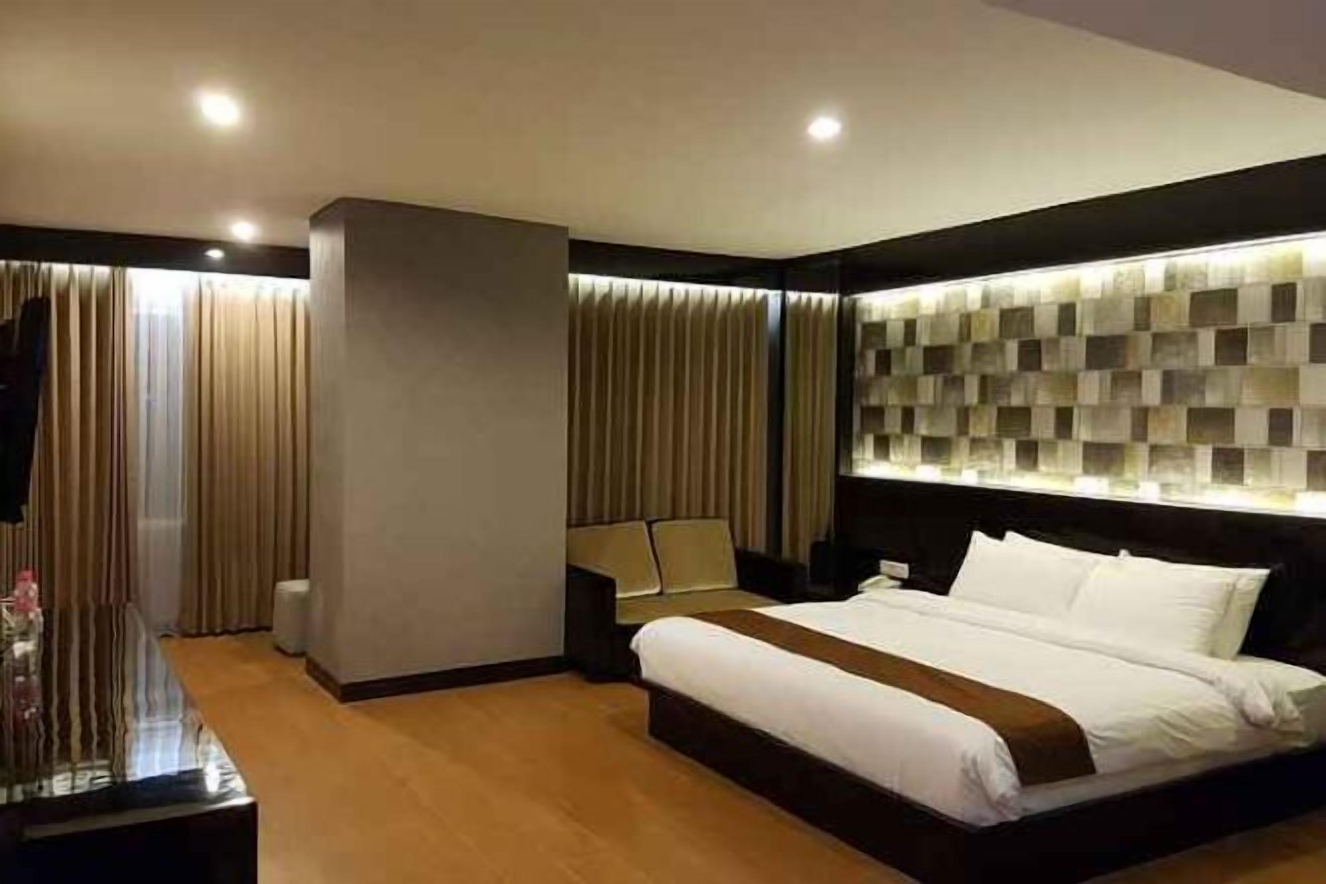 Schreibtisch, laptopgeeigneter Arbeitsplatz, Verdunkelungsvorhänge