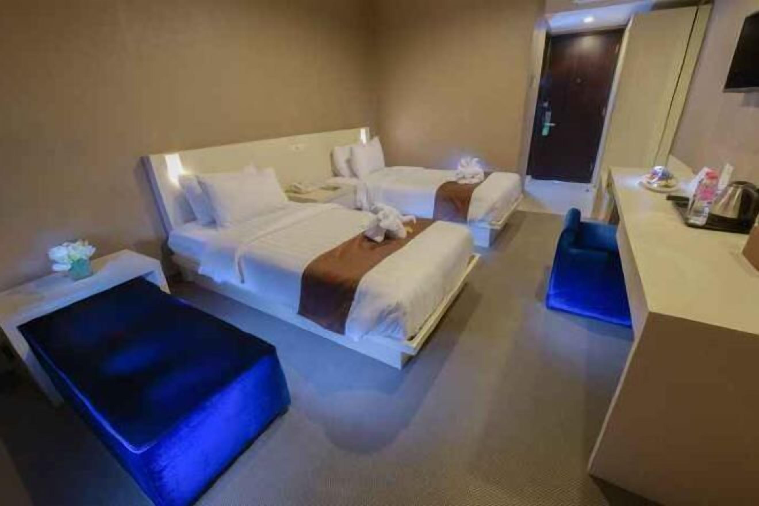 Schreibtisch, laptopgeeigneter Arbeitsplatz, Verdunkelungsvorhänge