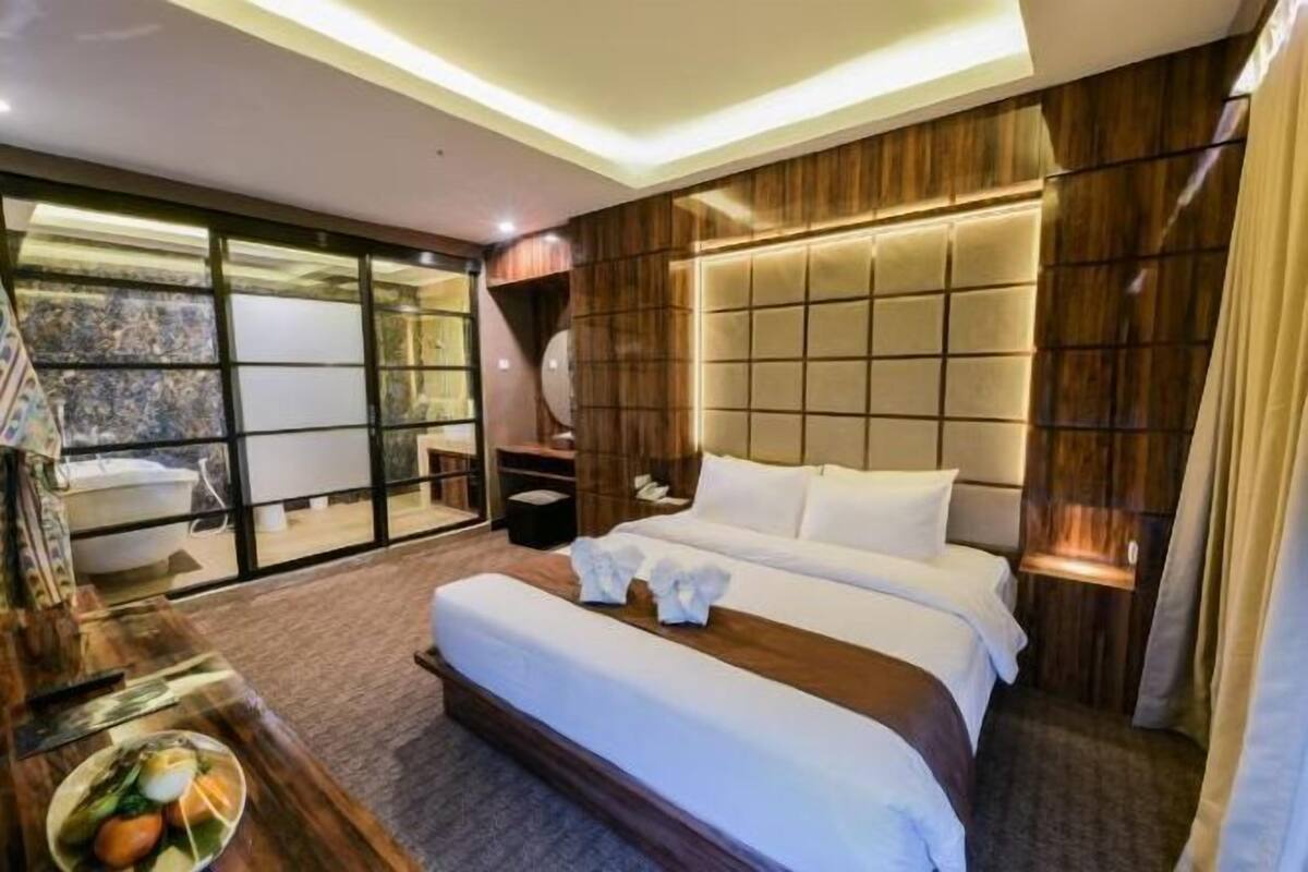 Escritorio, espacio para trabajar con laptop y cortinas blackout