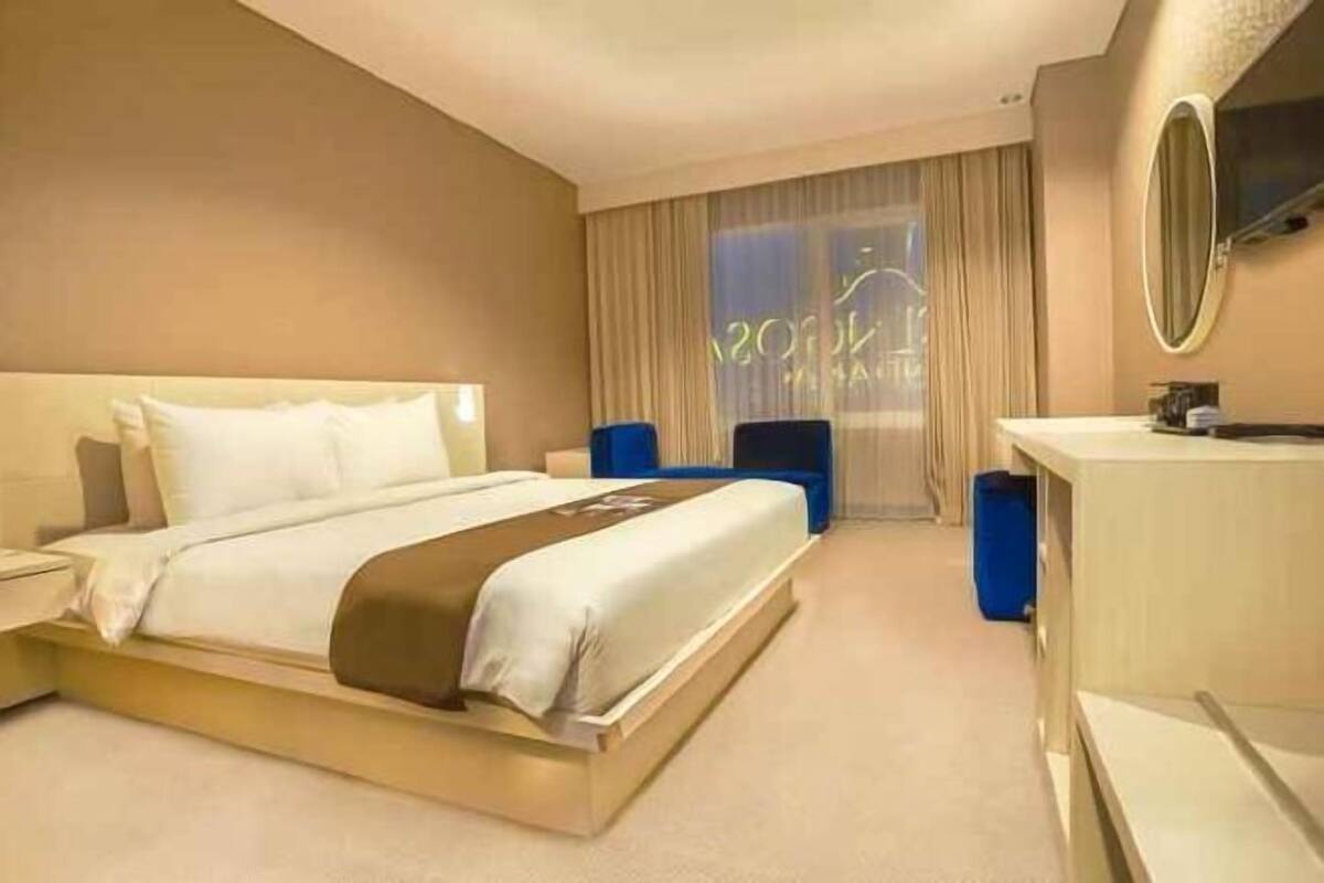 Escritorio, espacio para trabajar con laptop y cortinas blackout