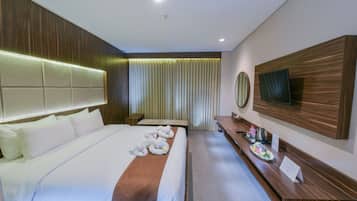 Deluxe Room (Room Only) | Desk, laptop workspace, blackout drapes, soundproofing