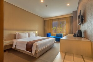 Desk, laptop workspace, blackout curtains, soundproofing - Royal Regantris Cendana Formerly Royal Singosari (Surabaya)