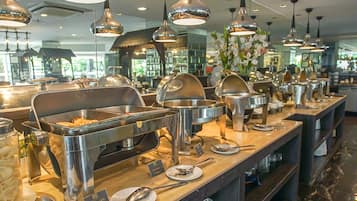 Breakfast, lunch, dinner served; international cuisine