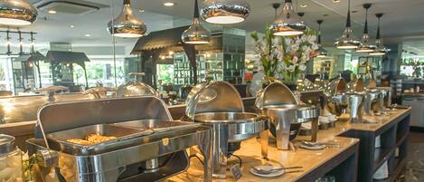 Breakfast, lunch, dinner served; international cuisine