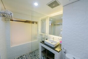 Douche, articles de toilette gratuits, sèche-cheveux, chaussons