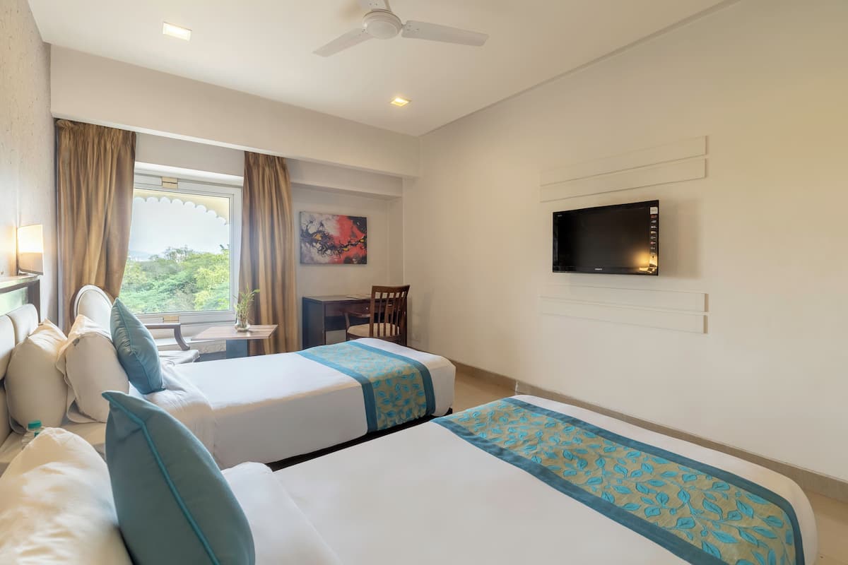 Deluxe Room, 1 Double or 2 Twin Beds | In-room safe, desk, iron/ironing board, free WiFi