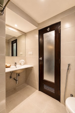 Deluxe Room, 1 Double or 2 Twin Beds | Bathroom | Shower, free toiletries, hair dryer, slippers - Horizon Hotel (Udaipur)